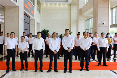 2023年5月，浙江省副省长卢山（前排右二）来尊龙凯时人生就是搏集团调研境外投资、总部经济工作