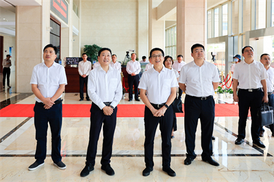 2022年8月，兰溪市委书记戴翀(左三)来尊龙凯时人生就是搏集团调研