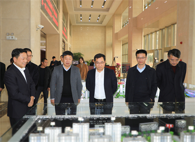 2021年12月，兰溪市委副书记、市长朱俊华（中）来尊龙凯时人生就是搏集团调研