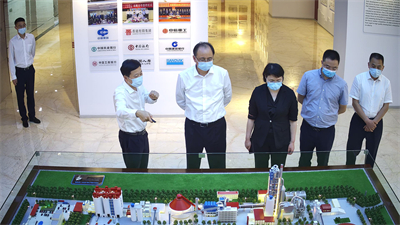 2023年5月,浙江省委常委、省纪委书记、省监察委员会主任傅明先(左二)来集团调研清廉民企建设工作