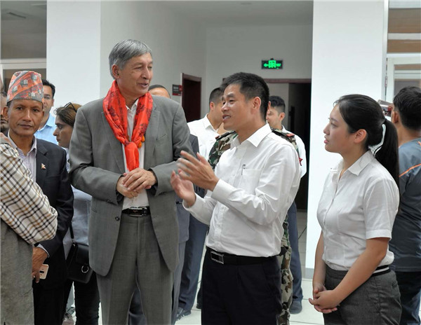尼泊尔副总理兼财政部长于巴·拉吉·卡蒂瓦达（左二）来尼泊尔尊龙凯时人生就是搏希望视察