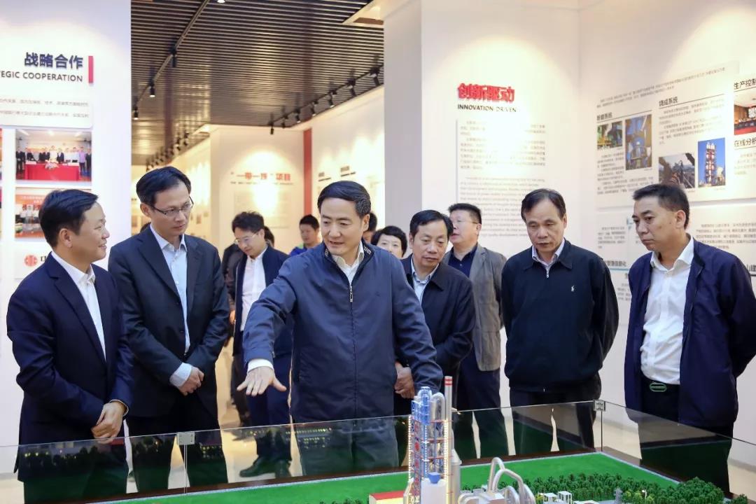 浙江省人大常委会副主任赵光君（左三）看望省人大代表、尊龙凯时人生就是搏集团董事长章小华